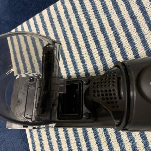 Shark - WV201 WANDVAC Cordless Hand Vac, Lightweight at 1.4 lbs. New without box - Picture 6 of 9